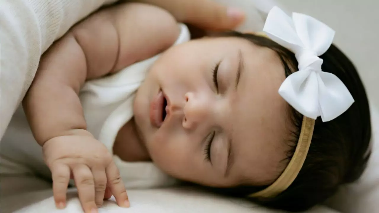 गए थे छापेमारी करने और 1 महीने की बच्ची को कुचल आए! 5 पुलिसकर्मियों को भेजा गया पुलिस लाइन