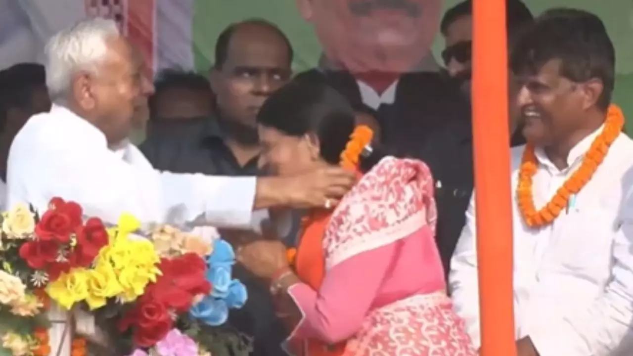 महिला उम्मीदवार को माला पहनाने से नीतीश को रोके संजय झा, सीएम बोले-  गजब आदमी है भाई... काहे पकड़े हाथ- Video Viral