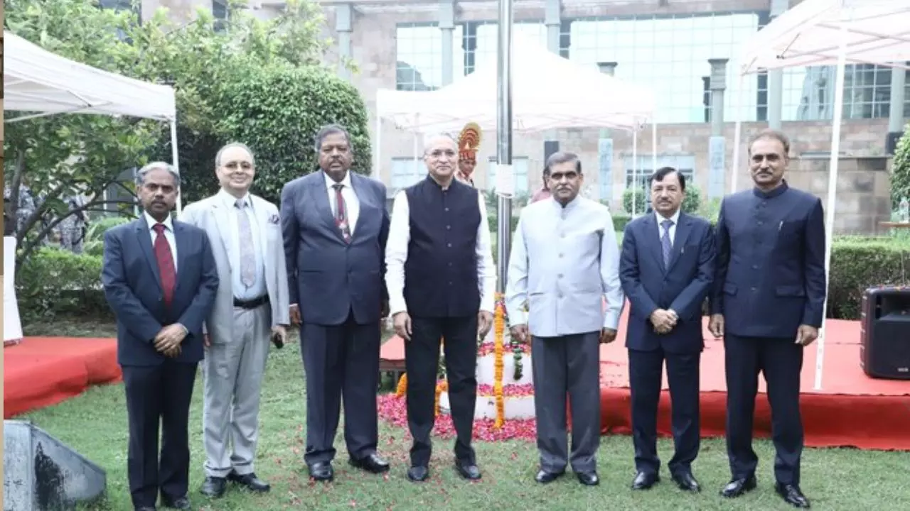 भ्रष्टाचार के खिलाफ लड़ने वाली संस्था फिर... लोकपाल की लग्जरी लिस्ट में 7 BMW कारों के टेंडर से सोशल में मचा हल्ला