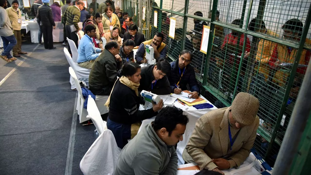 दिल्ली चुनाव में महिला वोटर्स रहीं आगे, पुरुषों को पछाड़ 60.92 फीसदी किया मतदान