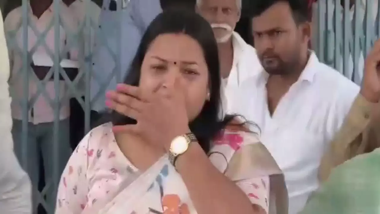 बिहार के मोहनिया से नामांकन खारिज होते पर श्वेता सुमन की आंखों से छलके आंसू, कहा – ‘मेरे साथ नाइंसाफी हुई’ बिहार के मोहनिया से नामांकन खारिज होते पर श्वेता सुमन की आंखों से छलके आंसू, कहा – ‘मेरे साथ नाइंसाफी हुई’