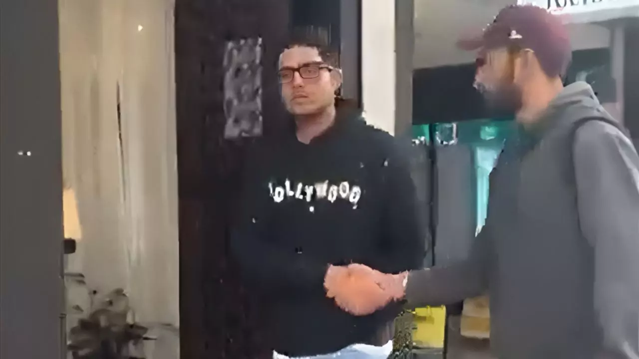 खेल भावना से कोई मजाक नहीं! शुभमन गिल से हाथ मिलाकर शख्स ने लगाए पाकिस्तान जिंदाबाद के नारे, भड़के लोग | Video