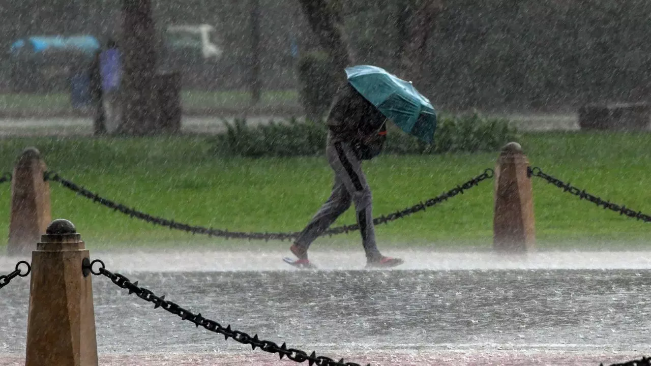 दिल्ली-एनसीआर में बारिश और येलो अलर्ट, बंगाल की खाड़ी से लेकर पहाड़ों तक बरसात का कहर; जानें अन्य राज्यों का हाल