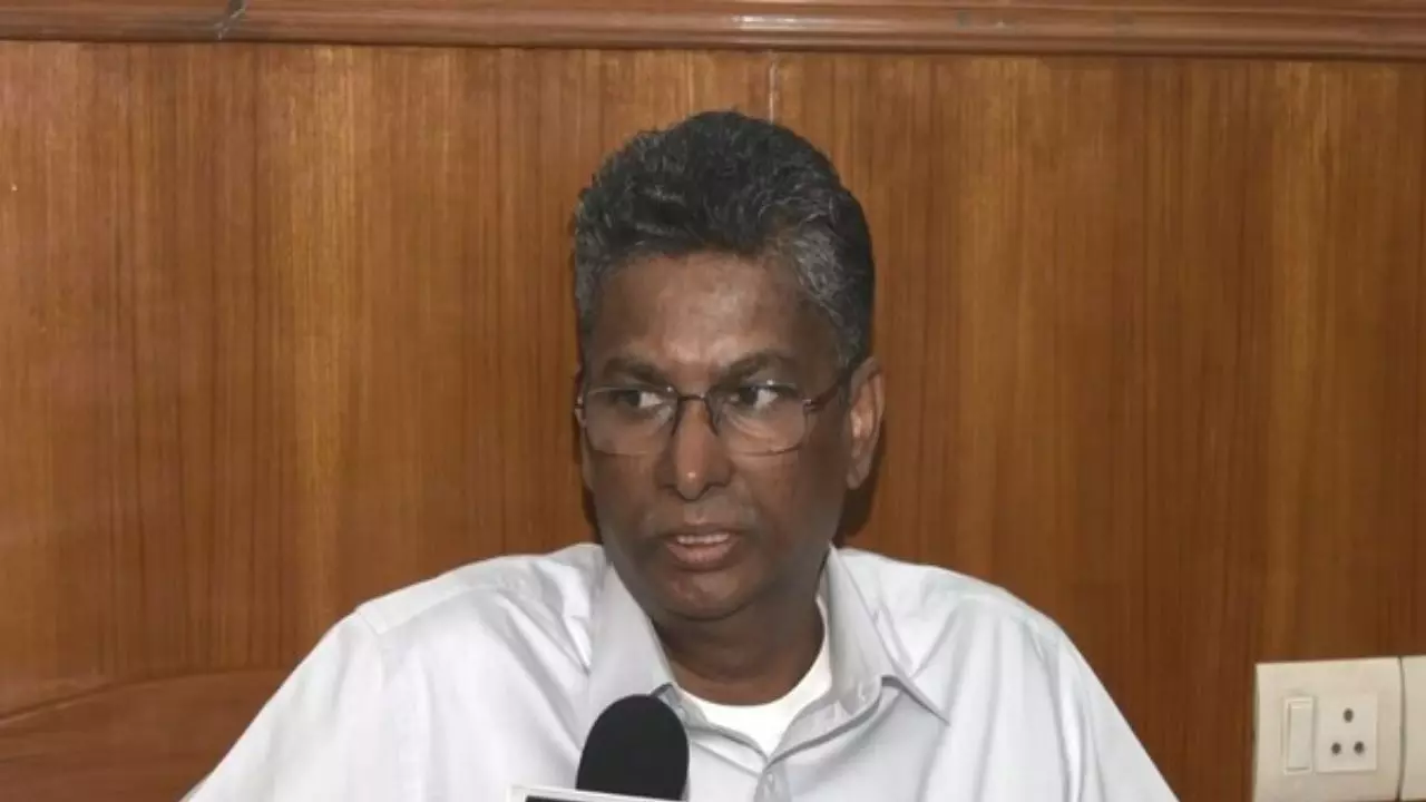 कर्नाटक की सत्ता में नई जंग, क्या सतीश जारकीहोली बनेंगे सिद्धारमैया के उत्तराधिकारी? जानें कितने हैं काबिल