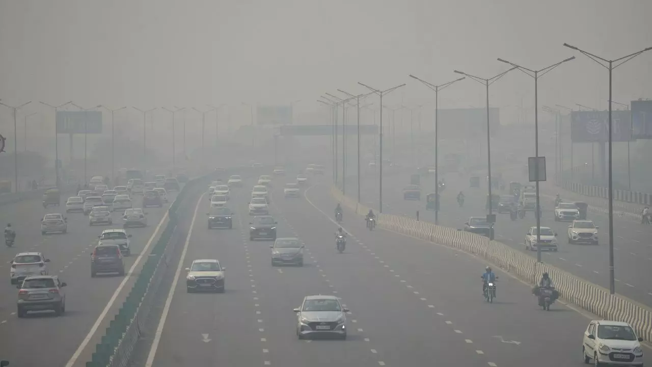 दिल्ली-एनसीआर में प्रदूषण बढ़ा, AQI 353 के पार, उत्तराखंड में बूंदाबांदी के आसार; जानें अन्य राज्यों का हाल दिल्ली-एनसीआर में प्रदूषण बढ़ा, AQI 353 के पार, उत्तराखंड में बूंदाबांदी के आसार; जानें अन्य राज्यों का हाल