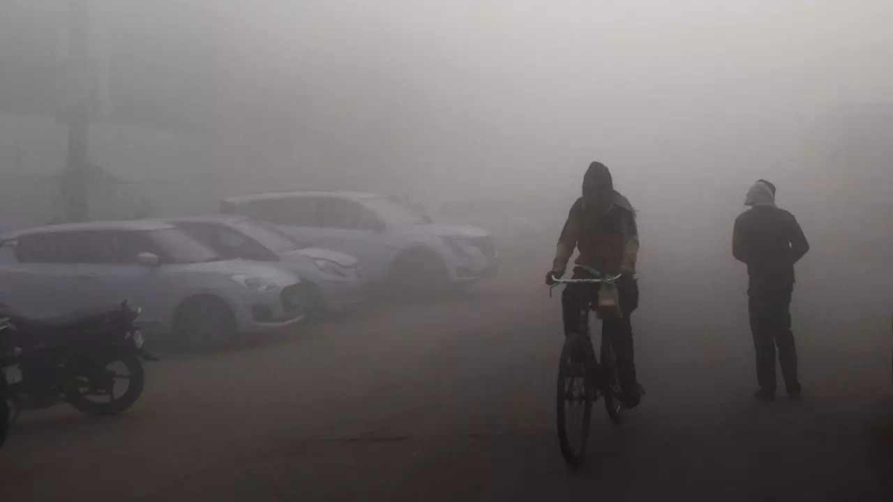 दिल्ली में ठंड की शुरुआत, उमस और गर्मी के लिए तैयार रहे यूपी; जानें अन्य राज्यों का हाल