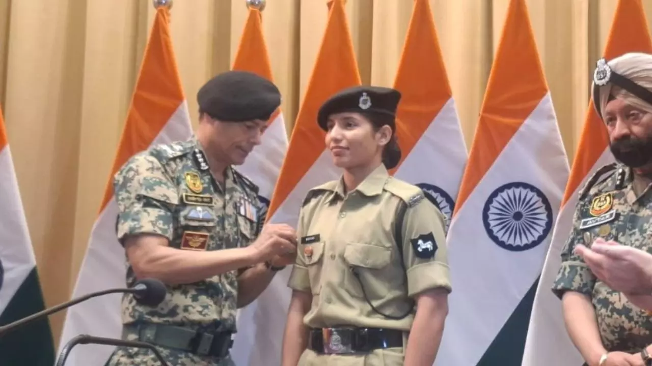 5 महीने में इतिहास रच दिया! बढ़ई की बिटिया बनी BSF की शेरनी, 60 साल पुराना रिकॉर्ड तोड़ने वाली शिवानी कौन? 5 महीने में इतिहास रच दिया! बढ़ई की बिटिया बनी BSF की शेरनी, 60 साल पुराना रिकॉर्ड तोड़ने वाली शिवानी कौन?