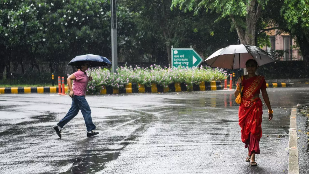 देशभर में समय से पहले आया मॉनसून, दिल्ली-NCR में बारिश, उत्तराखंड-हिमाचल में तबाही; इन जगहों पर रेड अलर्ट