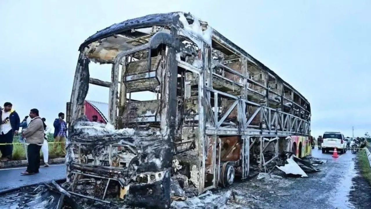 Aaj ki Taaza Khabar: आंध्र प्रदेश बस हादसा- चलती बस में आग लगते ही भाग गया ड्राइवर, यात्रियों को नहीं बचाया- पुलिस- पढ़ें 24 अक्टूबर की बड़ी खबरें