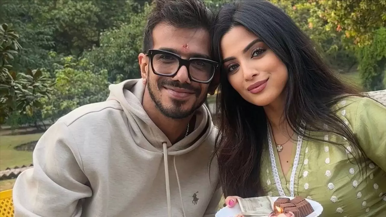 आप चुप रहना पसंद... Yuzvendra Chahal की बहन ने Dhanshree को कसा तंज! भाईदूज पर शेयर किया पोस्ट आप चुप रहना पसंद... Yuzvendra Chahal की बहन ने Dhanshree को कसा तंज! भाईदूज पर शेयर किया पोस्ट