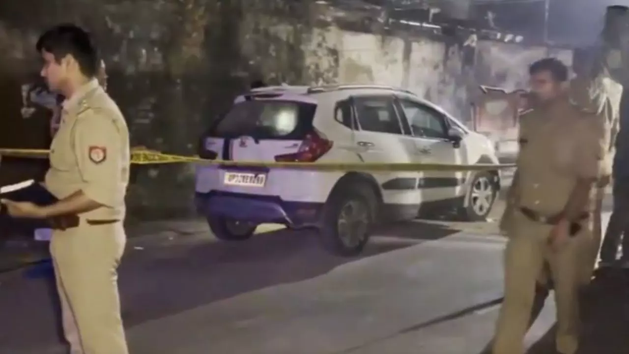 आत्महत्या या हत्या? लखनऊ डीएम आवास के बाहर कार में युवक की गोली लगी मिली लाश, सुराग ढूंढने में जुटी पुलिस