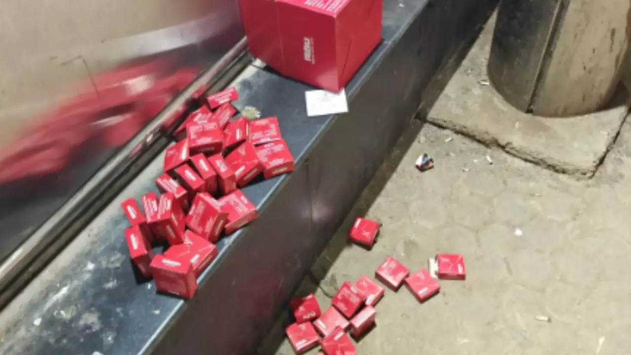 लड़ाई-झगड़े मेट्रो में हुए आम, अब पैसेंजर के हाथ लगा कंडोम से भरा डब्बा! वायरल तस्वीर में देखने को मिले मजेदार रिएक्शन