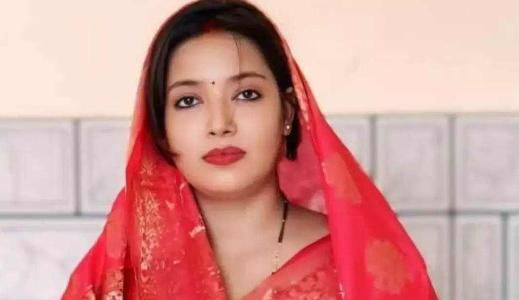 हमें सत्ता नहीं, सेवा करनी है ... काराकाट में वोट मांगते समय भीड़ के सामने फूट-फूटकर रोईं पवन सिंह की पत्नी हमें सत्ता नहीं, सेवा करनी है ... काराकाट में वोट मांगते समय भीड़ के सामने फूट-फूटकर रोईं पवन सिंह की पत्नी