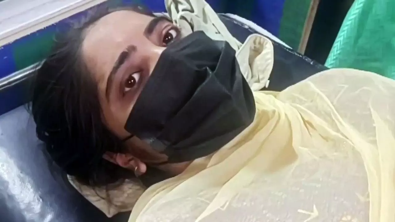 Delhi Acid Attack: दोनों हाथ झुलसे, चल रही काउंसिलिंग; जानें अब कैसी है लड़की की हालत