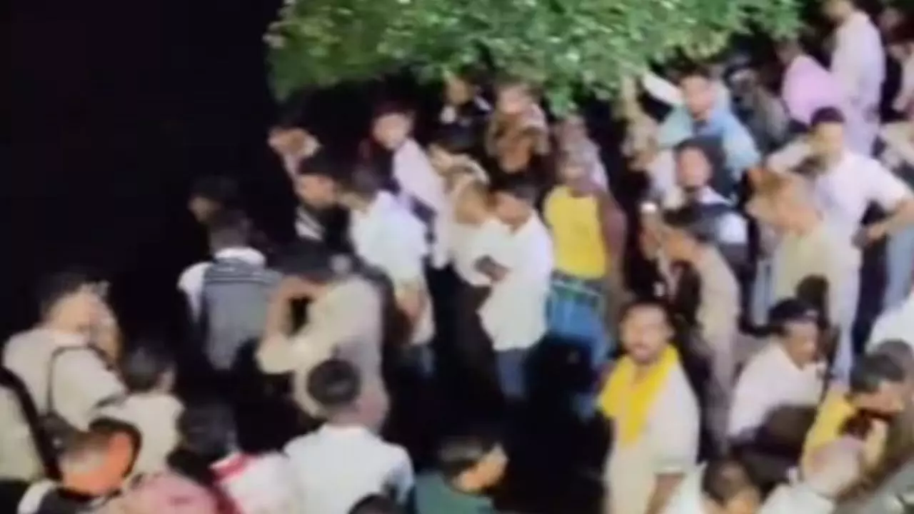 Aaj ki Taaza Khabar: सेल्फी लेने के चक्कर में पलट गई नाव! 6 लोग नदी में गिरे, 3 लापता- पढ़ें 27 अक्टूबर की बड़ी खबरें