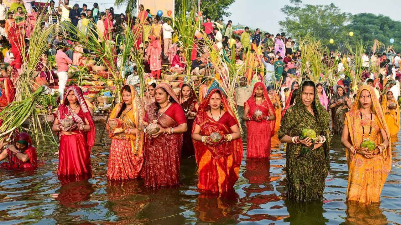 छठ पूजा 2025: बिहार-झारखंड से लेकर देश के अलग अलग घाटों पर उमड़ी आस्था की लहर, छठव्रतियों ने उगते सूर्य को दिया अर्घ्य