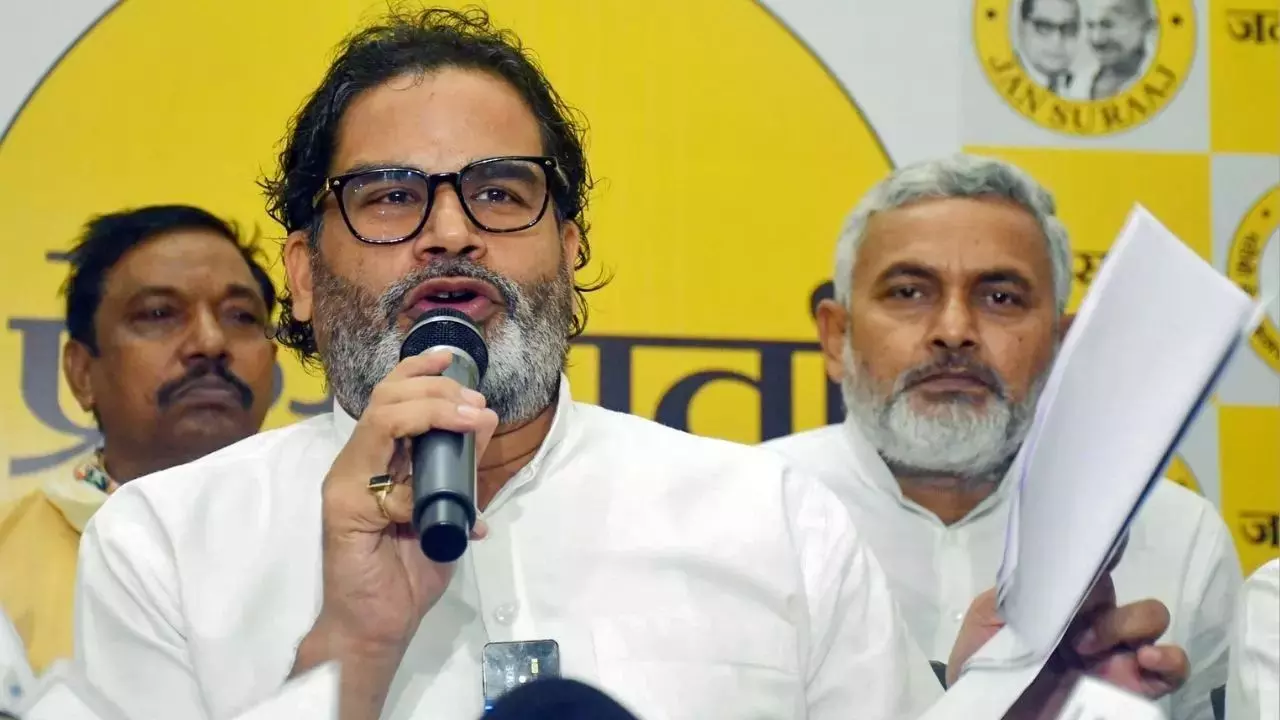 दो राज्यों में वोटर निकले प्रशांत किशोर! इलेक्शन ऑफिसर ने थमाया नोटिस, मांगा जवाब दो राज्यों में वोटर निकले प्रशांत किशोर! इलेक्शन ऑफिसर ने थमाया नोटिस, मांगा जवाब