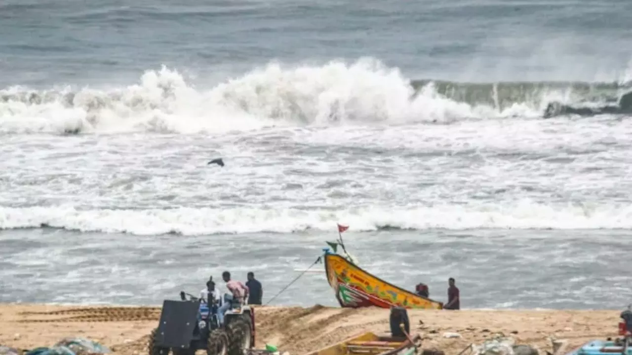 तबाही मचाने आ रहा है मोंथा! आंध्र तट पर शुरू हुआ लैंडफॉल, भारी बारिश और तेज हवाओं से तटीय इलाके तबाह- Updates