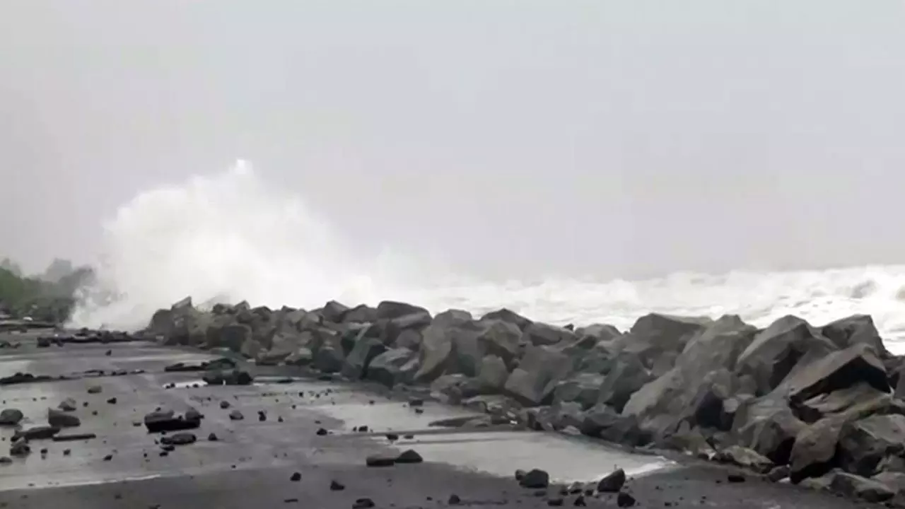 शुरू हो गया तूफान मोंथा का कहर! आंध्र तट पर दिखा तबाही का मंजर, एक की मौत; हजारों लोगों को निकाला गया बाहर- देखिए पांच Video