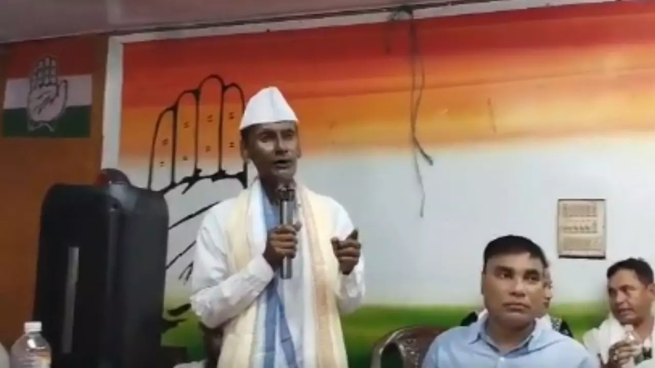 बांग्लादेश का राष्ट्रगान गाने वाले कांग्रेस नेता बिधु भूषण दास कौन? असम में नया बवाल, BJP ने की जांच की मांग| VIDEO बांग्लादेश का राष्ट्रगान गाने वाले कांग्रेस नेता बिधु भूषण दास कौन? असम में नया बवाल, BJP ने की जांच की मांग| VIDEO