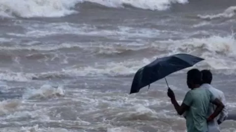 शुरू हो गया तूफान मोंथा का कहर! आंध्र तट पर दिखा तबाही का मंजर, एक की मौत; हजारों लोगों को निकाला गया बाहर- देखिए पांच Video शुरू हो गया तूफान मोंथा का कहर! आंध्र तट पर दिखा तबाही का मंजर, एक की मौत; हजारों लोगों को निकाला गया बाहर- देखिए पांच Video