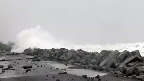 शुरू हो गया तूफान मोंथा का कहर! आंध्र तट पर दिखा तबाही का मंजर, एक की मौत; हजारों लोगों को निकाला गया बाहर- देखिए पांच Video