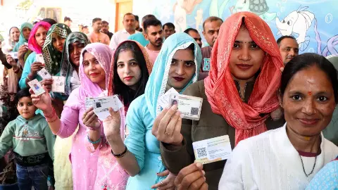 बिहार में फिर जातीय गणित का बोलबाला! ‘सबका साथ’ और ‘हिस्सेदारी’ के नारे हाशिए पर, NDA-महागठबंधन ने किस पर लगाया दांव? बिहार में फिर जातीय गणित का बोलबाला! ‘सबका साथ’ और ‘हिस्सेदारी’ के नारे हाशिए पर, NDA-महागठबंधन ने किस पर लगाया दांव?