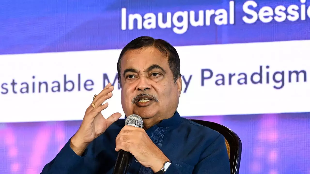 “मैं क्यों गाली खाऊं?” नितिन गडकरी का बड़ा कदम - अब हर हाइवे साइट पर लगेगा QR कोड, जनता जान सकेगी किसने बनाई सड़क