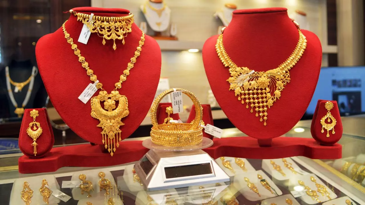 Gold Price: अमेरिका में ब्‍याज दरों में कटौती के बाद लुढ़के सोने के दाम, चांदी भी हुई सस्‍ती