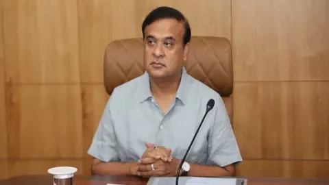 बांग्लादेश के राष्ट्रगान पर असम में बवाल, कांग्रेस नेताओं पर देशद्रोह का मामला दर्ज करने के आदेश, सीएम हिमंत बोले - यह भारत का अपमान बांग्लादेश के राष्ट्रगान पर असम में बवाल, कांग्रेस नेताओं पर देशद्रोह का मामला दर्ज करने के आदेश, सीएम हिमंत बोले - यह भारत का अपमान