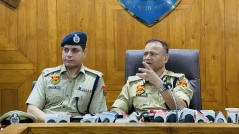 ये गैंगस्टर कुत्ते की तरह मारे जाते हैं.... बदमाशों पर खुलकर बरसे हरियाणा के DGP, खुली चुनौती देते हुए कहा- मां का दूध पिया है तो भारत आओ