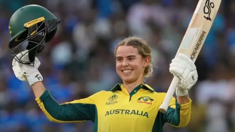 INDW vs AUSW: वायरल वीडियो से बनी स्टार, अब भारत के खिलाफ सेमीफाइनल में जड़ा शतक... कहानी Phoebe Litchfield की