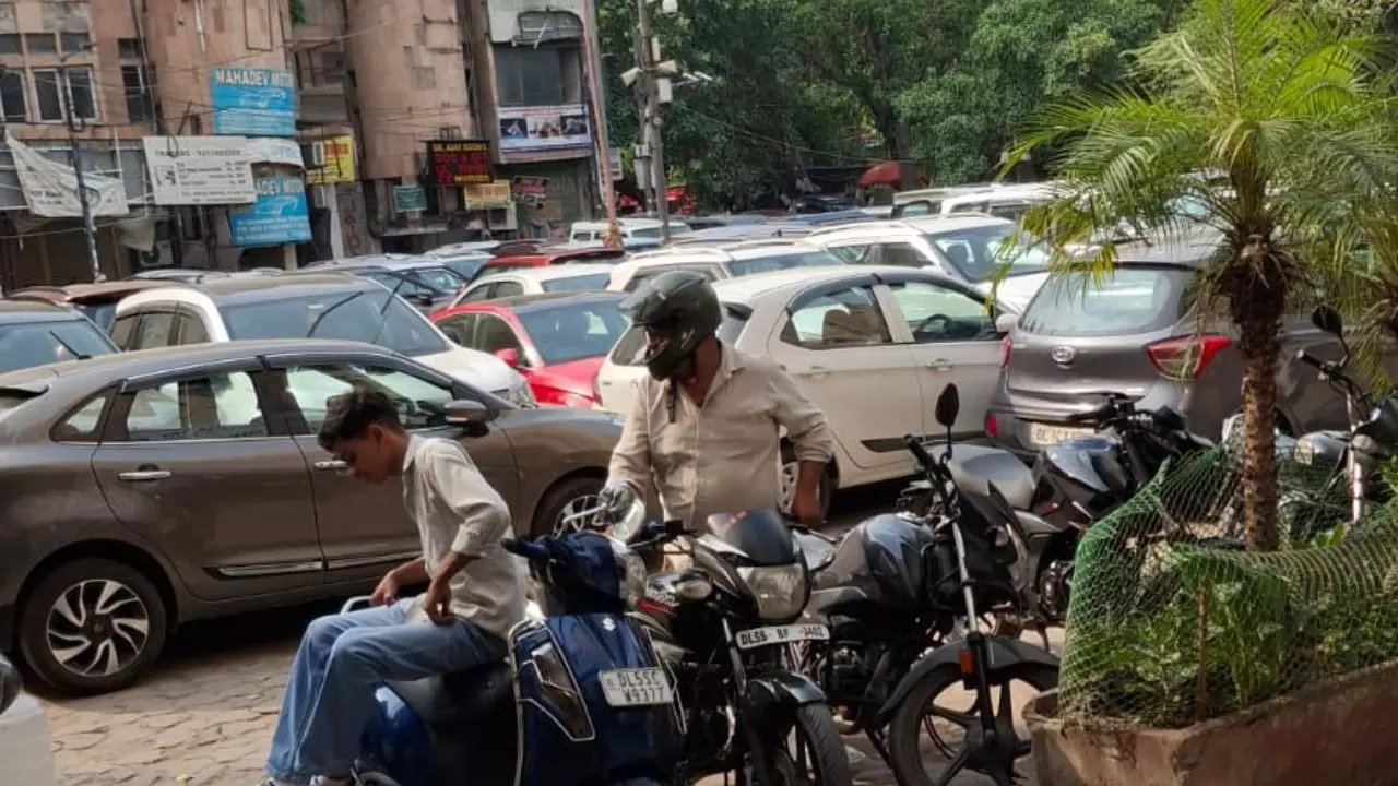 पूर्वी दिल्ली का प्रीत विहार बना ‘ओपन एयर शो-रूम’: पार्किंग पर अवैध कार डीलरों का कब्जा, निवासी और ऑफिसकर्मी परेशान