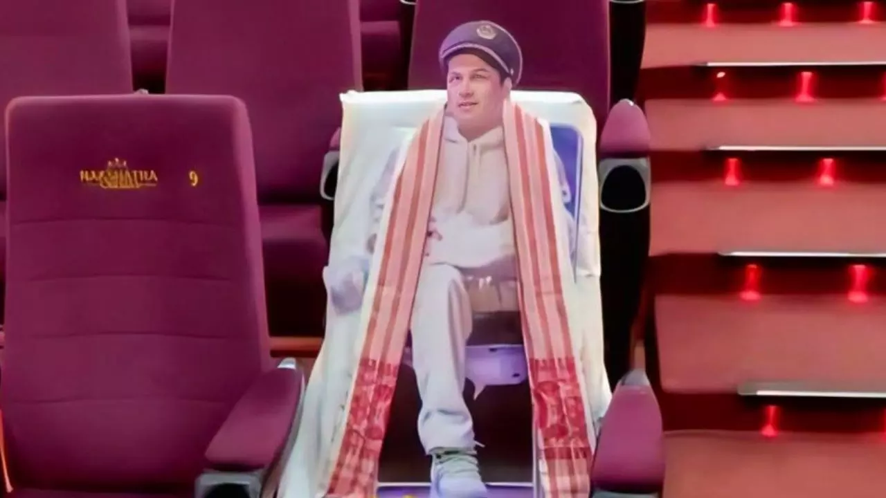 जुबिन गर्ग की फिल्म रोई रोई बिनाले देखकर फैंस हुए इमोशनल, सिनेमा हॉल में एक सीट रिज़र्व कर सिंगर को दी श्रद्धांजलि; देखें 10 Videos जुबिन गर्ग की फिल्म रोई रोई बिनाले देखकर फैंस हुए इमोशनल, सिनेमा हॉल में एक सीट रिज़र्व कर सिंगर को दी श्रद्धांजलि; देखें 10 Videos