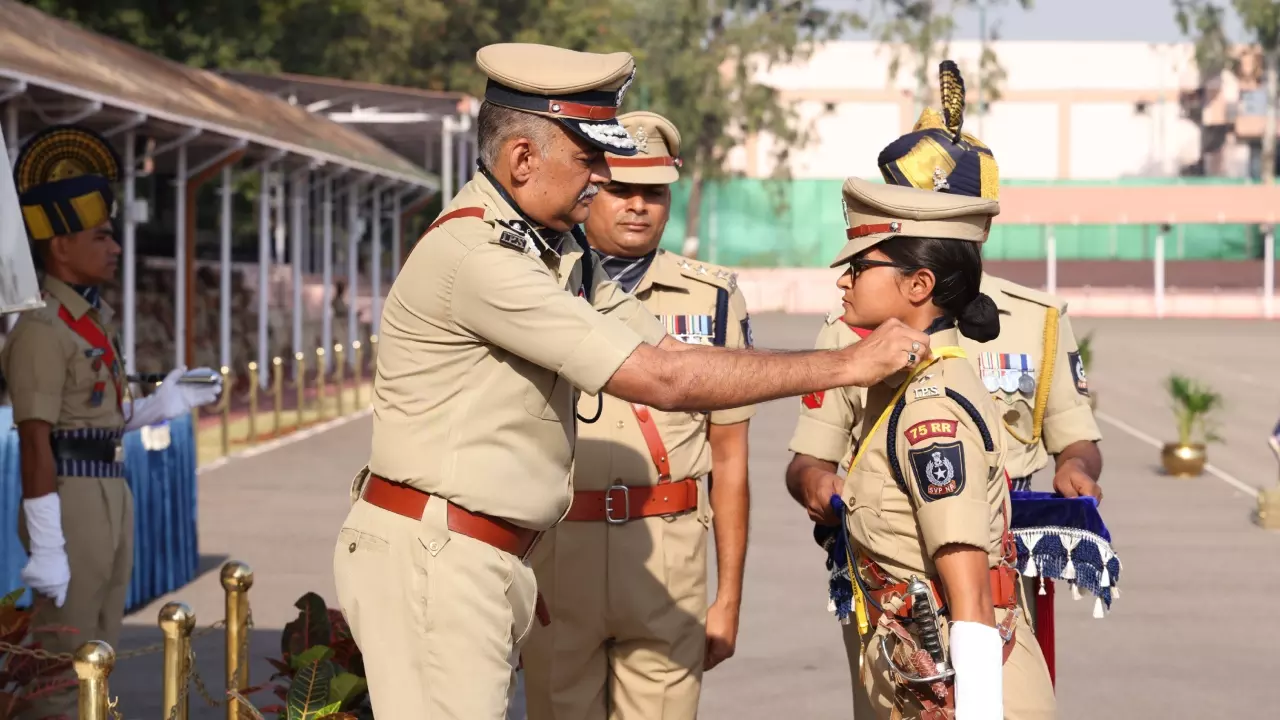 गुजरात की महिला IPS सिमरन भारद्वाज कौन? जानें किस वजह से हैं सुर्खियों में गुजरात की महिला IPS सिमरन भारद्वाज कौन? जानें किस वजह से हैं सुर्खियों में