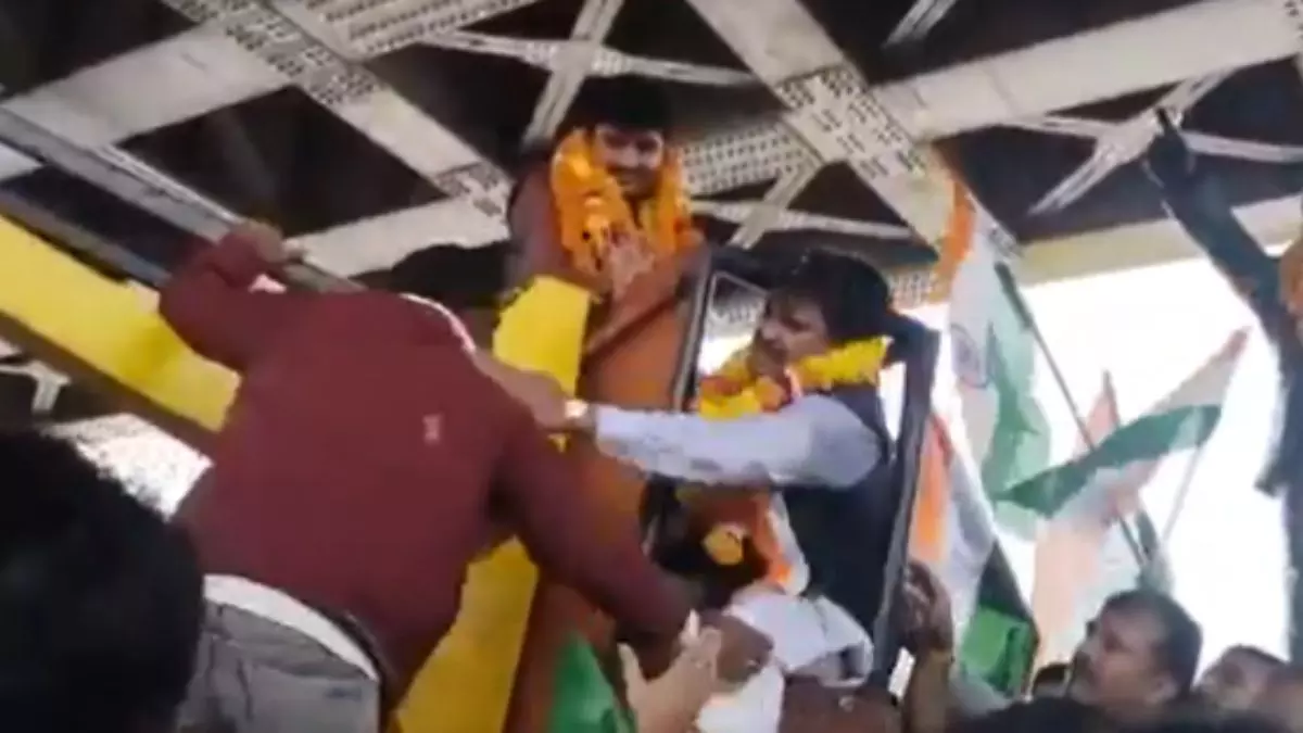 क्रेन में फंसे बीजेपी सांसद का फूटा गुस्सा, ऑपरेटर को जड़ दिया थप्पड़; वीडियो  वायरल, कांग्रेस बोली- अहंकार चरम पर क्रेन में फंसे बीजेपी सांसद का फूटा गुस्सा, ऑपरेटर को जड़ दिया थप्पड़; वीडियो  वायरल, कांग्रेस बोली- अहंकार चरम पर