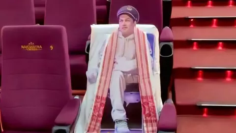 जुबिन गर्ग की फिल्म रोई रोई बिनाले देखकर फैंस हुए इमोशनल, सिनेमा हॉल में एक सीट रिज़र्व कर सिंगर को दी श्रद्धांजलि; देखें 10 Videos जुबिन गर्ग की फिल्म रोई रोई बिनाले देखकर फैंस हुए इमोशनल, सिनेमा हॉल में एक सीट रिज़र्व कर सिंगर को दी श्रद्धांजलि; देखें 10 Videos