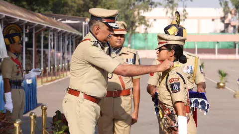 गुजरात की महिला IPS सिमरन भारद्वाज कौन? जानें किस वजह से हैं सुर्खियों में गुजरात की महिला IPS सिमरन भारद्वाज कौन? जानें किस वजह से हैं सुर्खियों में