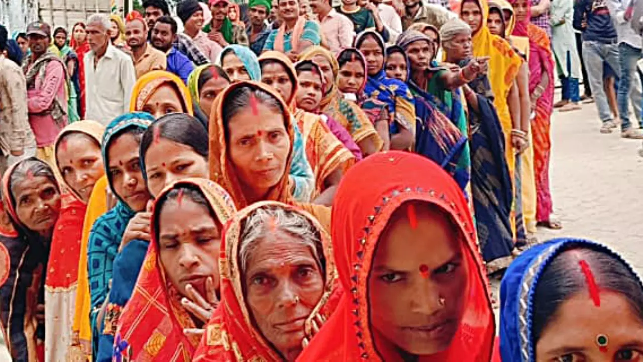 Bihar Chunav 2025: NDA और महागठबंधन ने महिलाओं से किए नौकरी, आरक्षण और वजीफे सहित कई बड़े वादे, कौन जीतेगा भरोसा?