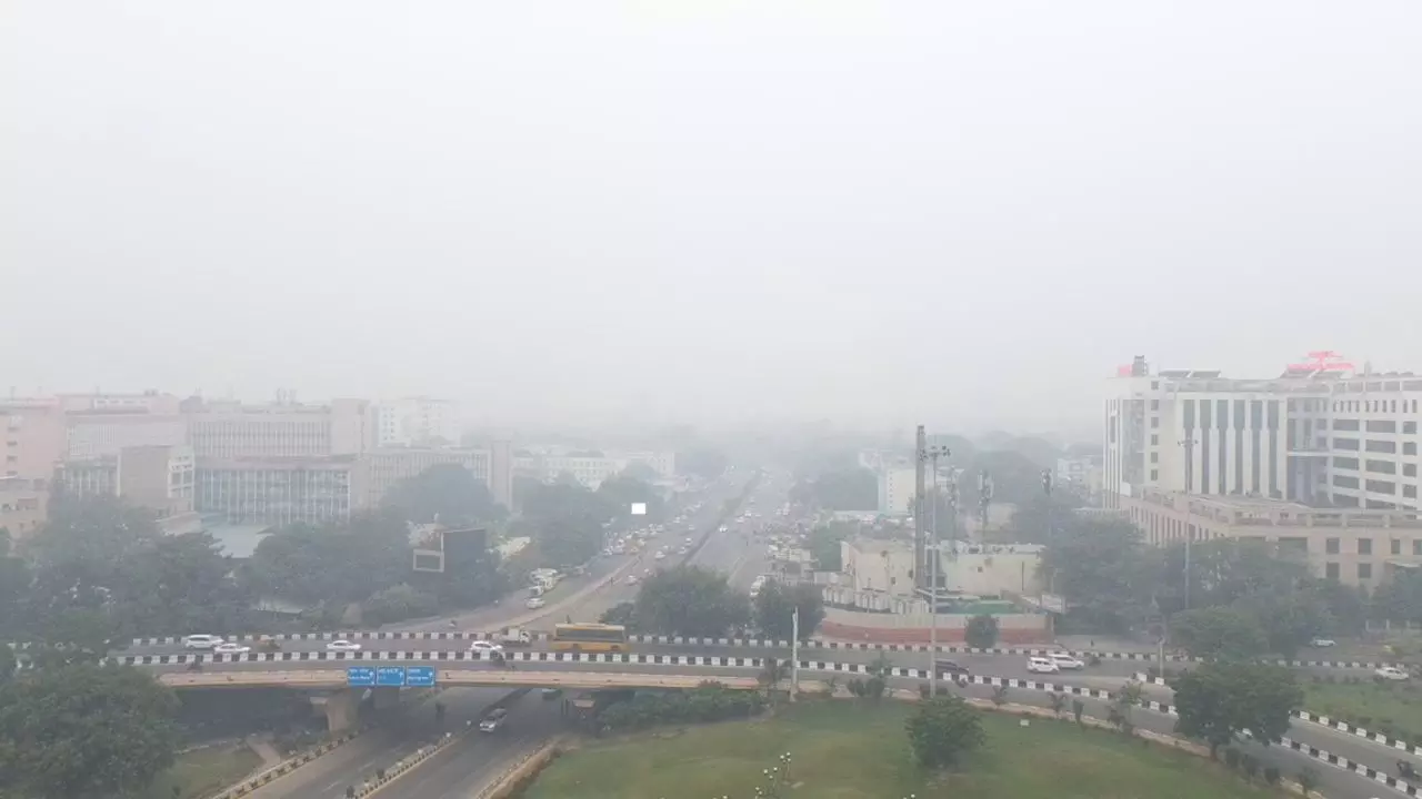 दिल्ली में बादल और धुंध का असर, हिमाचल-उत्तराखंड में बर्फबारी से बढ़ी ठंड; अरुणाचल-बंगाल में मोंथा तूफान का कहर