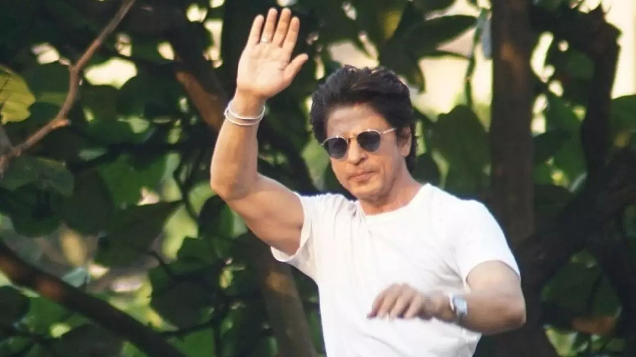 तुम बहुत बदसूरत हो....Shahrukh Khan को मिला था करियर में पहला ब्रेक, फिर किंग ऑफ़ रोमांस बनकर किया राज तुम बहुत बदसूरत हो....Shahrukh Khan को मिला था करियर में पहला ब्रेक, फिर किंग ऑफ़ रोमांस बनकर किया राज