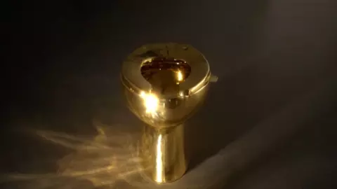 सॉलिड गोल्ड से बने दुनिया के सबसे महंगे टॉयलेट की होगी नीलामी, कीमत 84 करोड़ रुपये से शुरू! सॉलिड गोल्ड से बने दुनिया के सबसे महंगे टॉयलेट की होगी नीलामी, कीमत 84 करोड़ रुपये से शुरू!