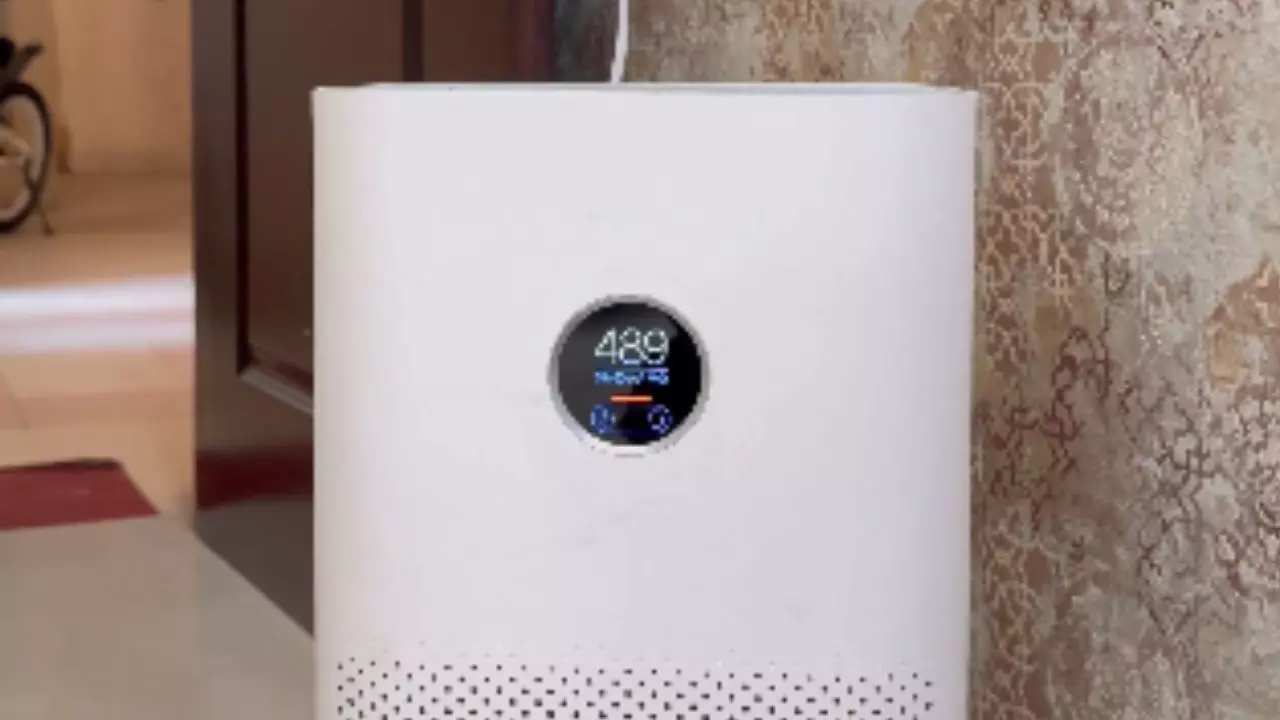 घर में चार प्यूरीफायर भी फेल! दिल्ली के शख्स के दरवाजा खोलते ही AQI पहुंचा 500, VIDEO देख लोगों के उड़े होश