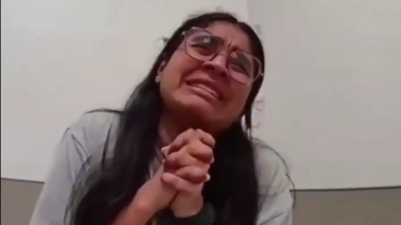 यूएस में चोरी करते रंगे हाथ पकड़ी गई भारतीय लड़की, ऑफिसर्स के सामने रोते-गिड़गिड़ाते मांगी माफी, पुलिस ने नहीं मानी बात| VIDEO यूएस में चोरी करते रंगे हाथ पकड़ी गई भारतीय लड़की, ऑफिसर्स के सामने रोते-गिड़गिड़ाते मांगी माफी, पुलिस ने नहीं मानी बात| VIDEO