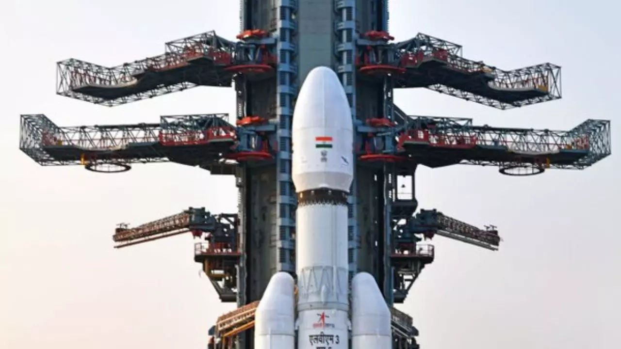 धरती से अंतरिक्ष तक भारत की दहाड़! ISRO का ‘बाहुबली’ रॉकेट हुआ लॉन्च, LVM3 ने दिखाया स्पेस पावर का दम धरती से अंतरिक्ष तक भारत की दहाड़! ISRO का ‘बाहुबली’ रॉकेट हुआ लॉन्च, LVM3 ने दिखाया स्पेस पावर का दम