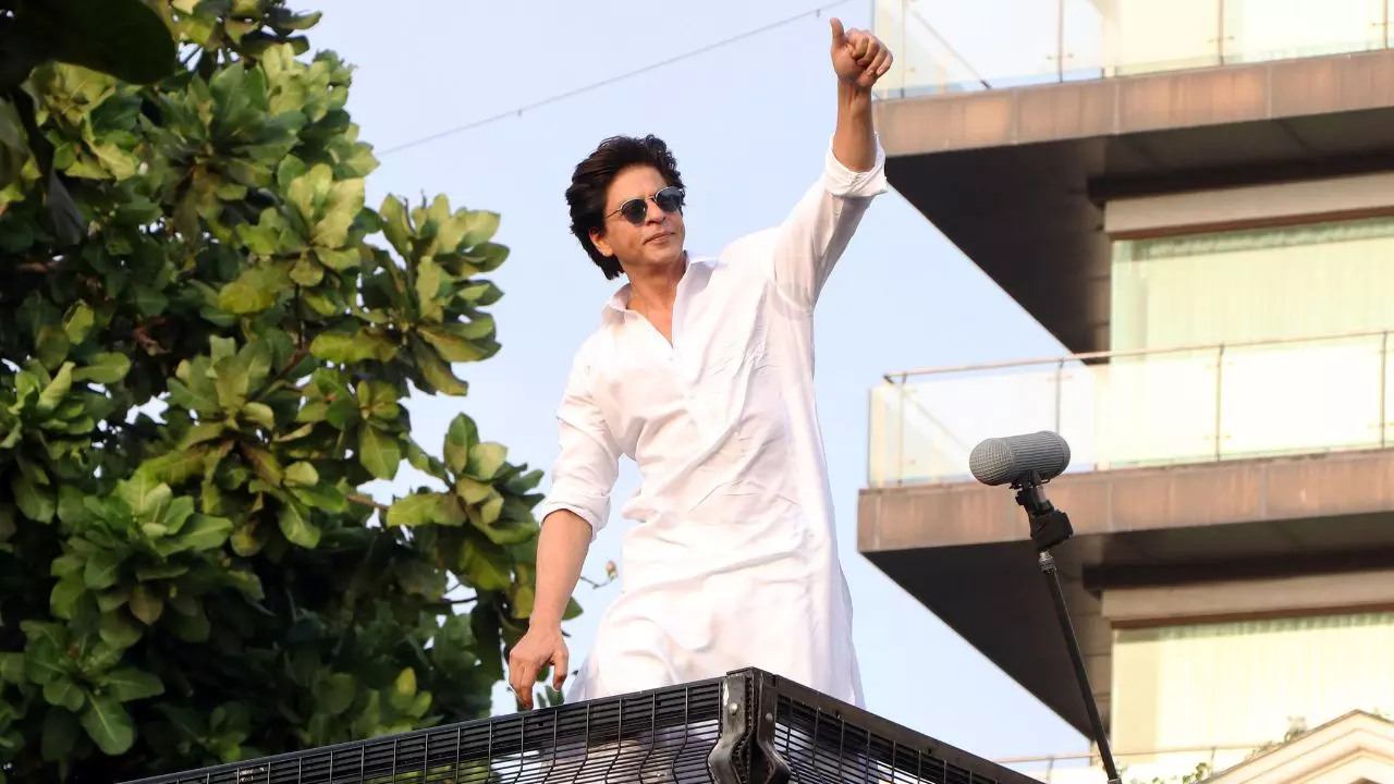 सुरक्षा कारणों से इस बार बालकनी से बाहर नहीं आए Shahrukh Khan, टूटा फैंस का दिल