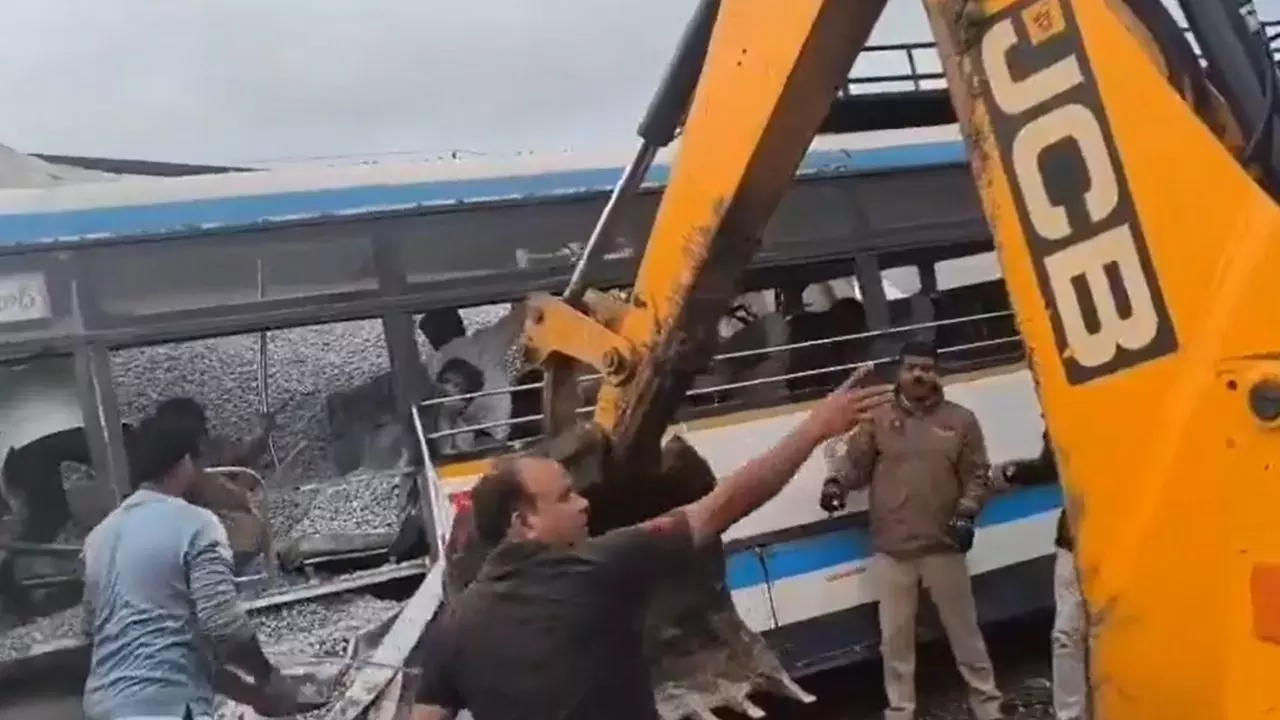 हाईवे पर खून, अस्पतालों में चीखें... तेलंगाना में बस-ट्रक की टक्कर ने उजाड़े घर, अबतक 24 लोगों की मौत