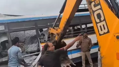 हाईवे पर खून, अस्पतालों में चीखें... तेलंगाना में बस-ट्रक की टक्कर ने उजाड़े घर, अबतक 20 लोगों की मौत