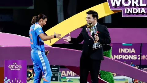 वर्ल्ड कप जीतने के बाद भी सोशल मीडिया पर क्यों ट्रोल हो रही हरमनप्रीत कौर? जय शाह के साथ का वीडियो बना बवाल