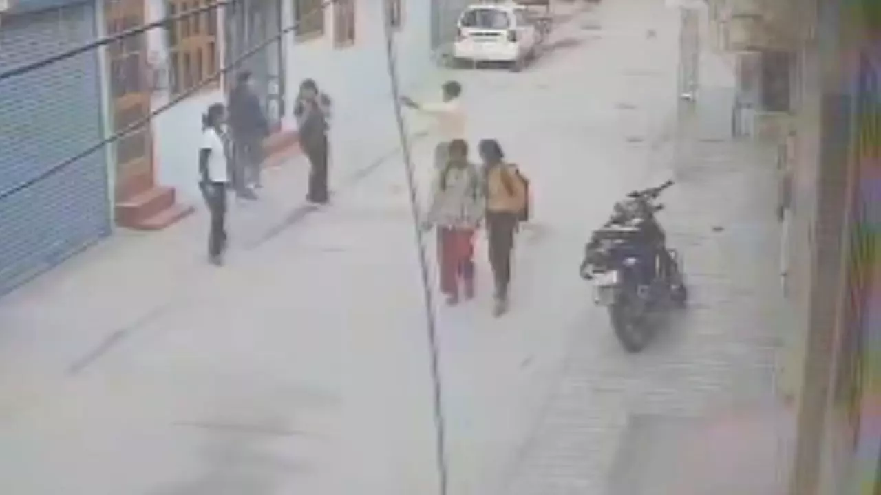 लाइब्रेरी से लौट रही थी लड़की तभी... फरीदाबाद में सिरफिरे ने घर के बाहर मारी गोली; CCTV में कैद हुई वारदात | Video